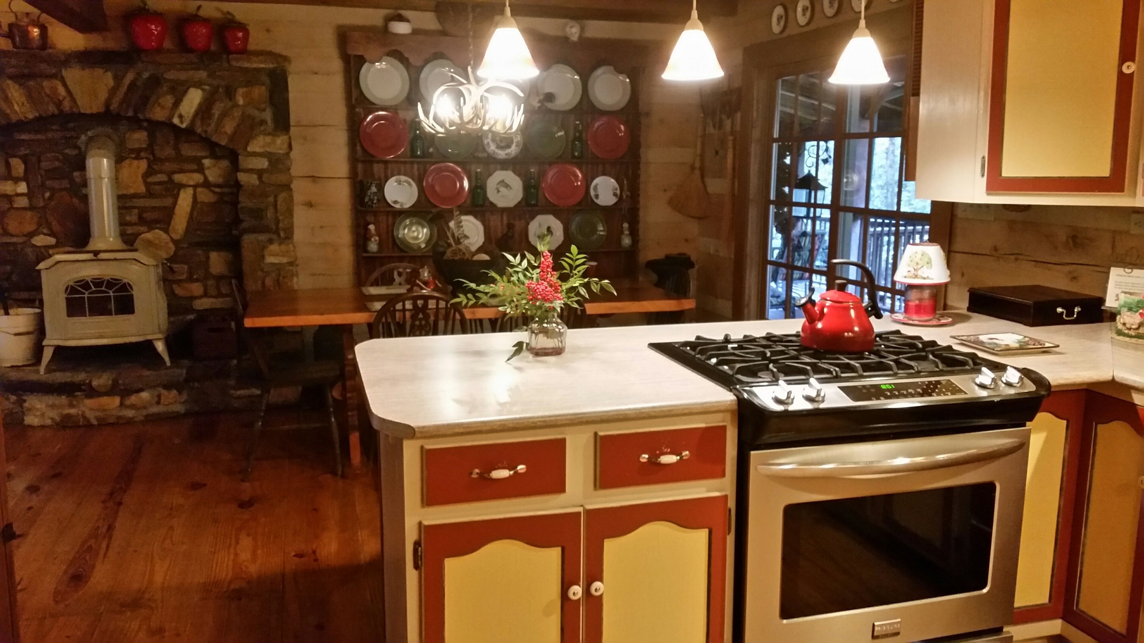 Enchanting Brooksong Log Cabin, TWO large waterfalls, 6 private acres, 4 streams