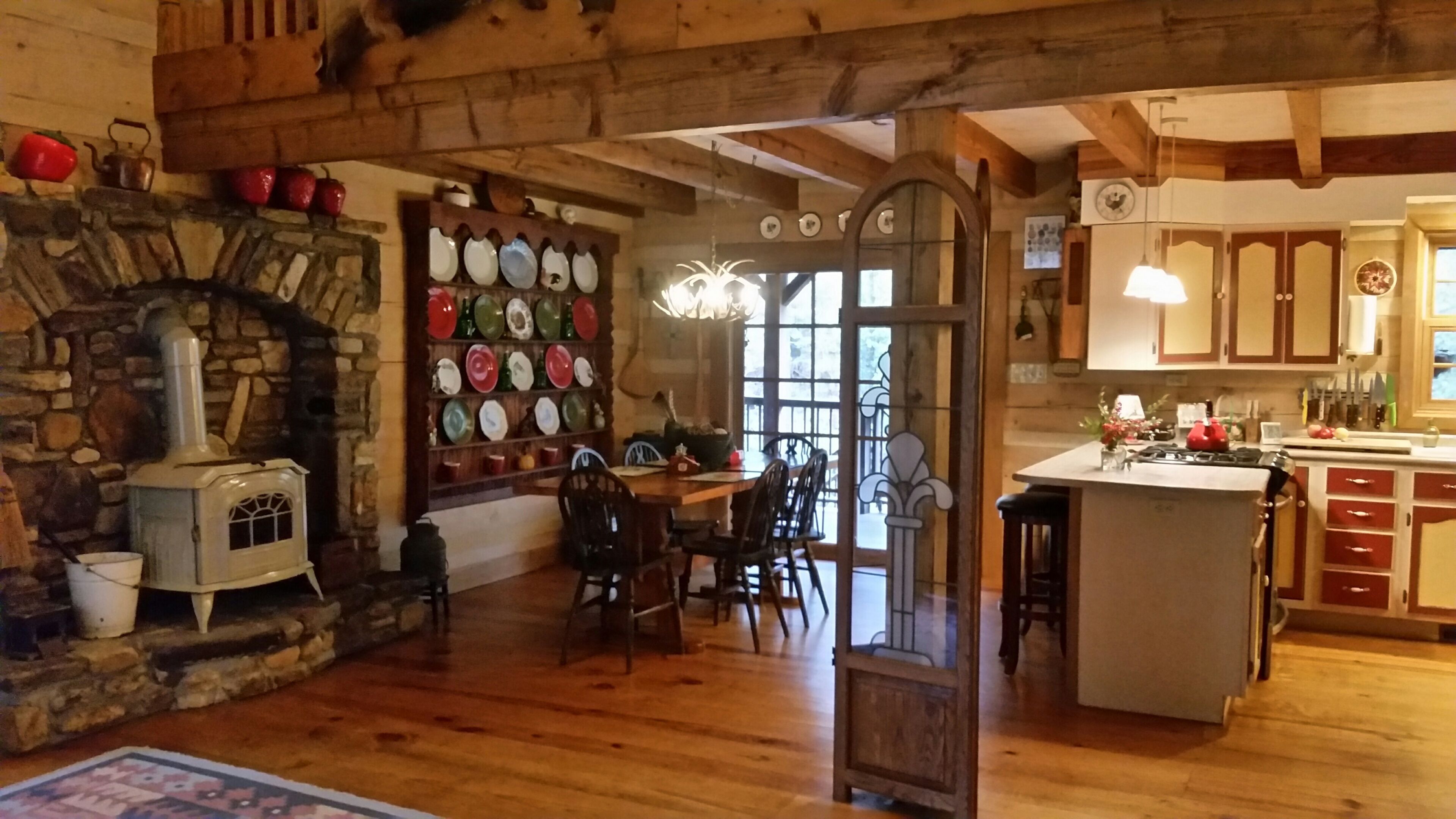 Enchanting Brooksong Log Cabin, TWO large waterfalls, 6 private acres, 4 streams