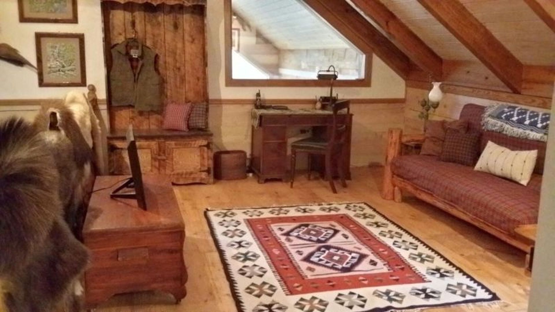 Enchanting Brooksong Log Cabin, TWO large waterfalls, 6 private acres, 4 streams