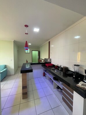 Fridge, microwave, oven, stovetop - Arraial season 2. Beach of the Angels to 200m! Air conditioning and wi-fi. (Arraial do Cabo)