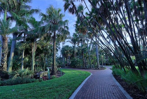 Historic Old Northeast! Walk to Water & Downtown!  KING BED!!