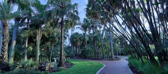 Historic Old Northeast! Walk to Water & Downtown!  KING BED!!