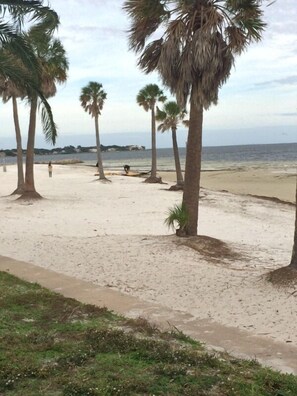 Chaises longues, serviettes de plage