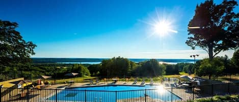 Una piscina techada, una piscina al aire libre