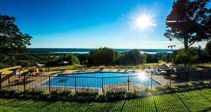 NEW Renovated Kitchen! Upscale throughout. 1 bedroom KING bed. sleeps 2 WIFI