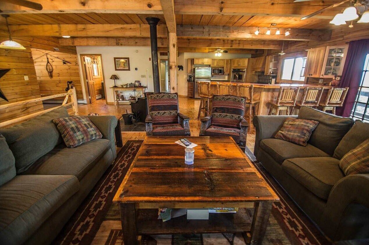 White Mountains Log Home, Family and dog friendly, 3100 square feet of space!!
