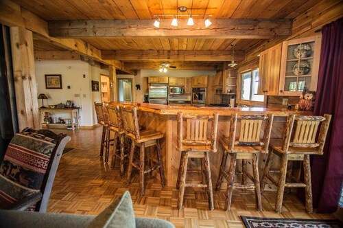 Large, Spacious Log Cabin home in the White Mountains, Pet friendly!