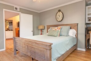 4 habitaciones, tabla de planchar con plancha, wifi y ropa de cama 