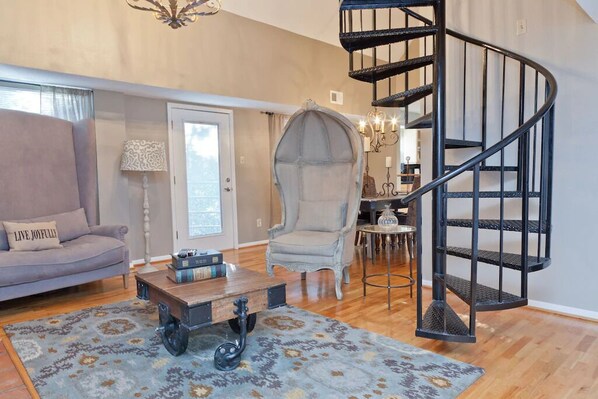 テレビ、暖炉、書庫