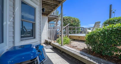 Hermosa propiedad en la playa! Este listado es para ambas casas adosadas.