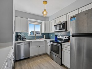 Full Kitchen w. Stainless Steel Appliances