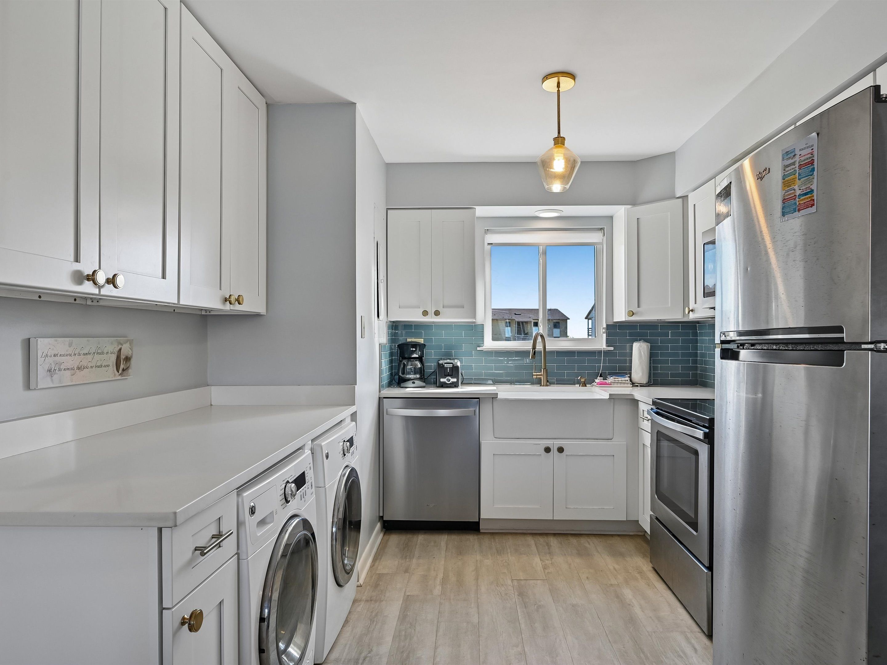 Full Kitchen w. Full-Size Washer + Dryer