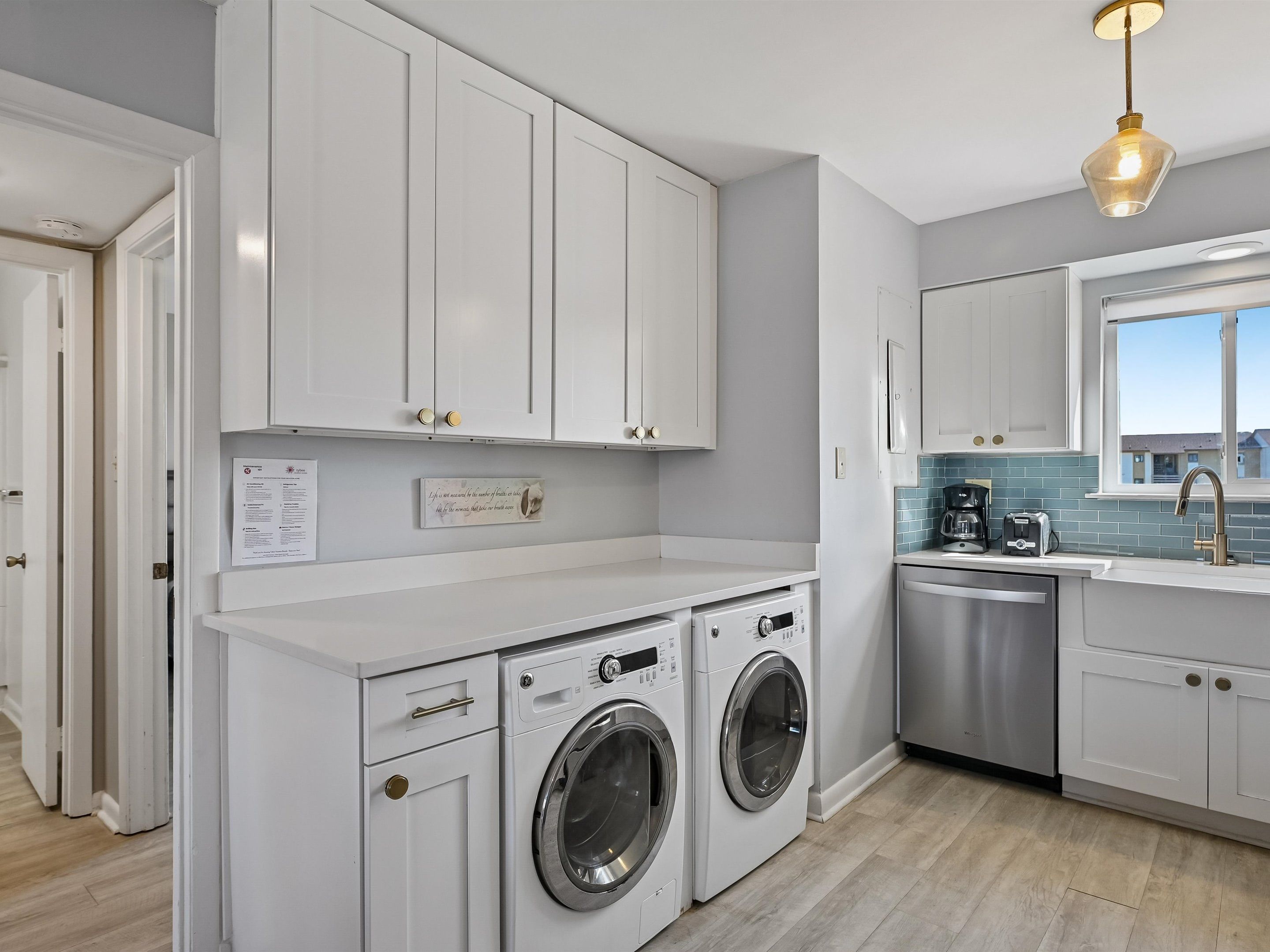 Full Kitchen w. Full-Size Washer + Dryer