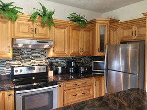 Fridge, microwave, oven, stovetop - New Listing! Nature's Ridge. Relaxing Vacation In The Lush Tropical Rain Forest (FREDERIKSTED)
