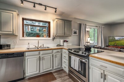 3BR HOME - DOGS OK! - 1 BLOCK OFF MAIN ST - 6 MI TO SKI - ON 10 MILE CREEK