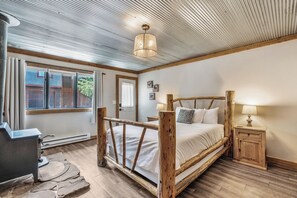 3 bedrooms, iron/ironing board, free WiFi, bed sheets - 3BR HOME - DOGS OK! - 1 BLOCK OFF MAIN ST - 6 MI TO SKI - ON 10 MILE CREEK (Frisco)