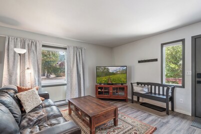 3BR HOME - DOGS OK! - 1 BLOCK OFF MAIN ST - 6 MI TO SKI - ON 10 MILE CREEK