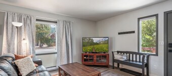 3BR HOME - DOGS OK! - 1 BLOCK OFF MAIN ST - 6 MI TO SKI - ON 10 MILE CREEK