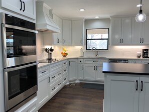 Frigorífic, microones, forn i placa de cuina 