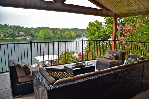 Stunning Waterfront Lake Hamilton Views! (With Covered boat stall)