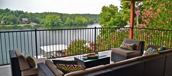 Stunning Waterfront Lake Hamilton Views! (With Covered boat stall)