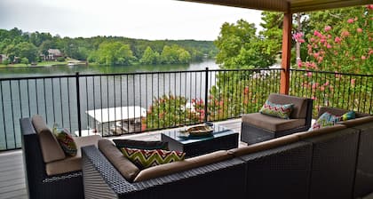 Stunning Waterfront Lake Hamilton Views! (With Covered boat stall)