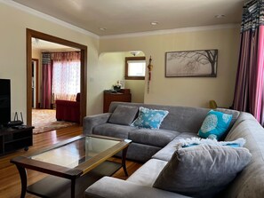 Smart TV, chimenea y monitor de computadora 