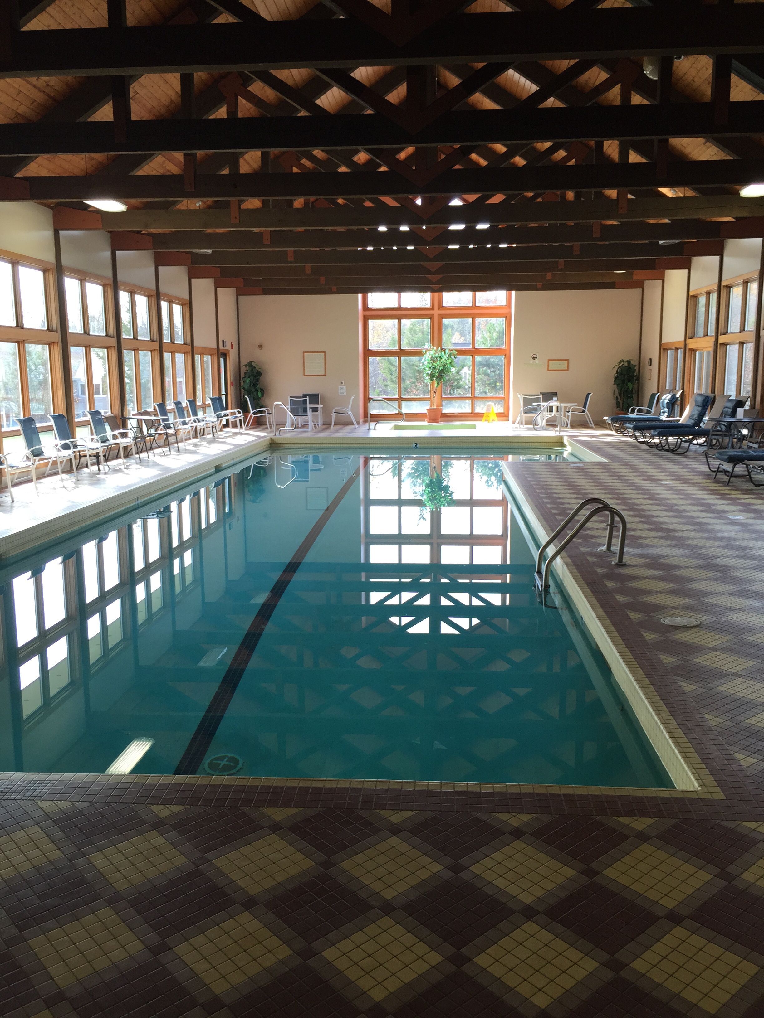 Una piscina cubierta, una piscina climatizada