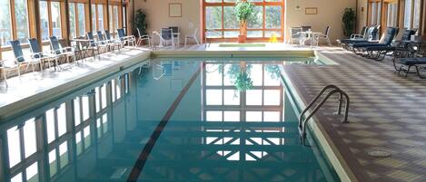 Una piscina cubierta, una piscina climatizada