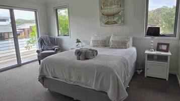 3 bedrooms, desk, iron/ironing board, travel cot