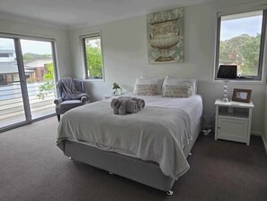 3 habitaciones, escritorio y tabla de planchar con plancha 