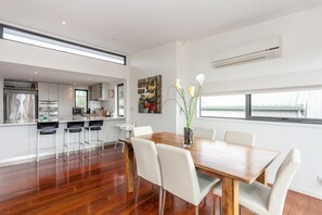 Dining - Sandy Beach One (Lorne)