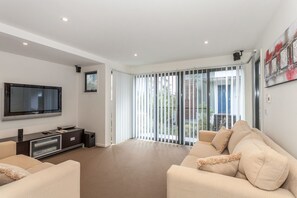TV - Sandy Beach One (Lorne)