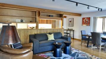 Smart TV, fireplace