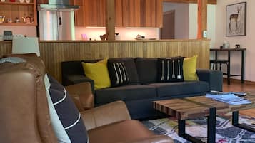 Una Smart TV, una chimenea