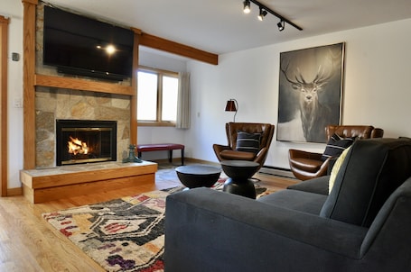 Smart TV y chimenea . Immaculate Updated Condo, 5 Minutes from Skiing!