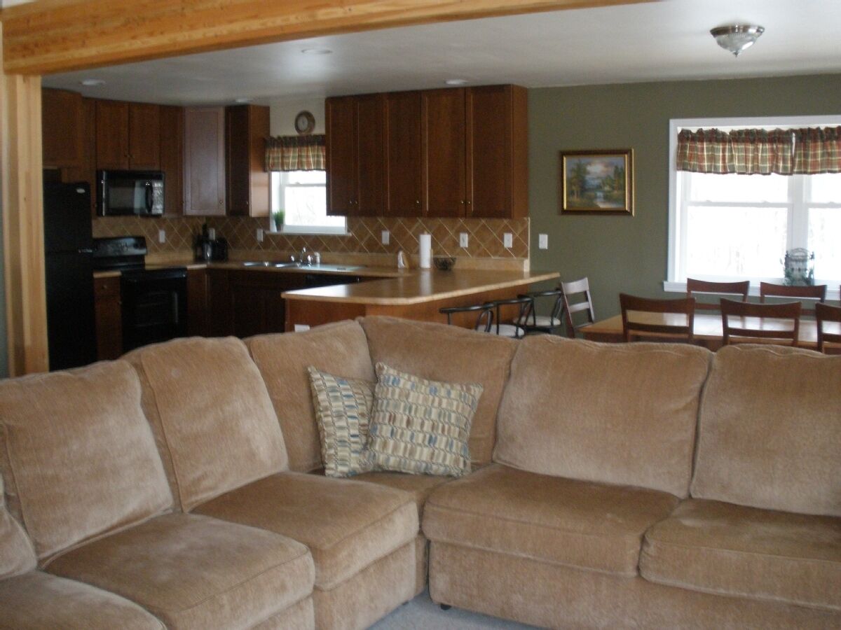 Beautiful four season chalet  in lake community with WIFI, Central Air
