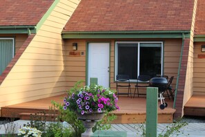 Terrace/patio - Right on the Kenai River! Comfortable condo great for fishing or sightseeing (Soldotna)
