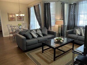 TV, videogiochi, tavolo da calcetto, tavolo da ping pong