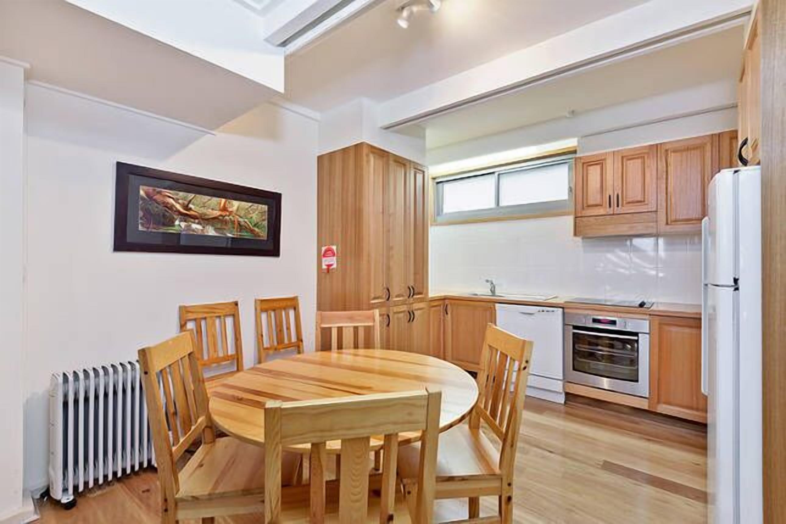 Three Story Apartment - Warrina 7 — image 7