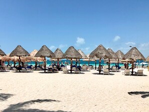 Chaises longues, serviettes de plage