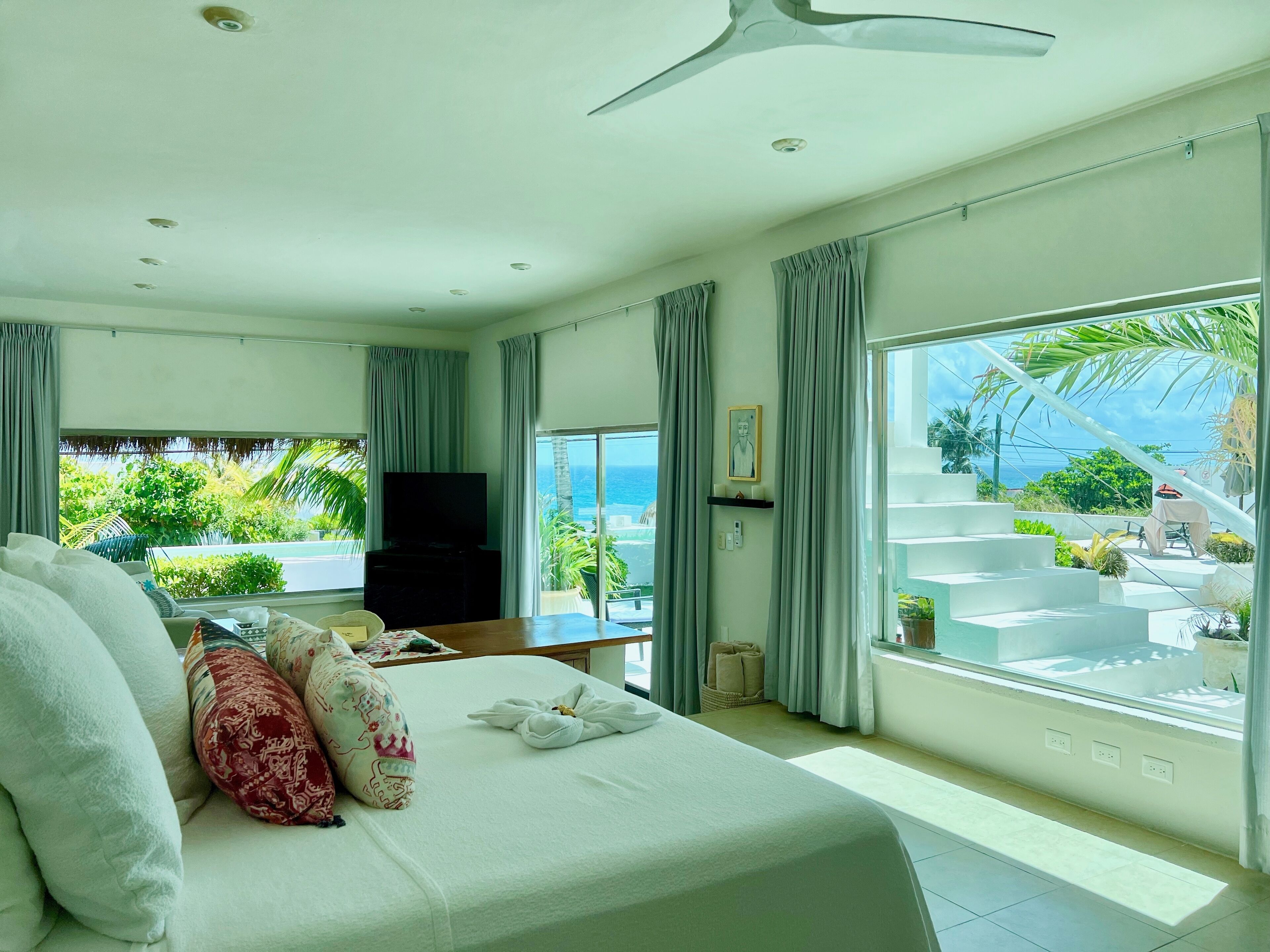 Newly Remodeled 2 bedroom ocean view house, indoor/outdoor living & private pool