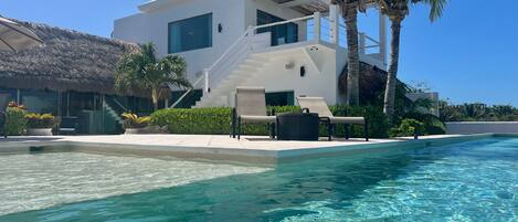 Una piscina al aire libre, una piscina climatizada