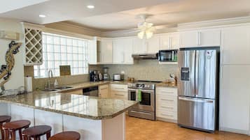 Geladeira, micro-ondas, fogão, cooktop