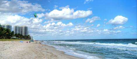 Beach nearby, sun loungers, beach towels