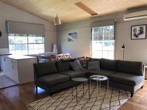 Een televisie, een dvd-speler en een stereo