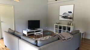 TV, DVD-spiller og stereoanlegg