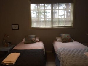 2 bedrooms, iron/ironing board, bed sheets