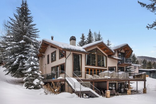 Luxurious Creekside Home - Outdoor Private Hot Tub - In Home Movie Theater