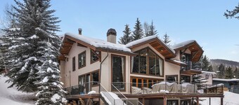 Luxurious Creekside Home - Outdoor Private Hot Tub - In Home Movie Theater